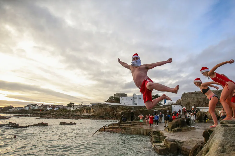 Folk kastet seg ut i den kalde sjøen i Sandycove i Dublin i det tradisjonelle årlige julebadet første juledag. Irland gikk fra å ha den laveste smitteveksten av koronaviruset til 1.288 bekreftede smittetilfeller per 1 million.