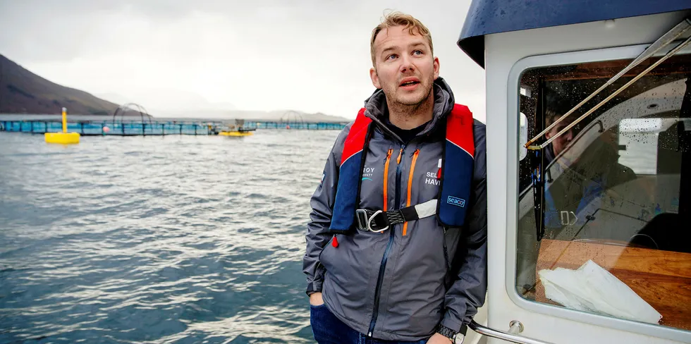 JOBBET HJEMME: Alf Gøran Knutsen, daglig leder i Kvarøy fiskeoppdrett, synes det tok lang tid å få svar på prøvene.