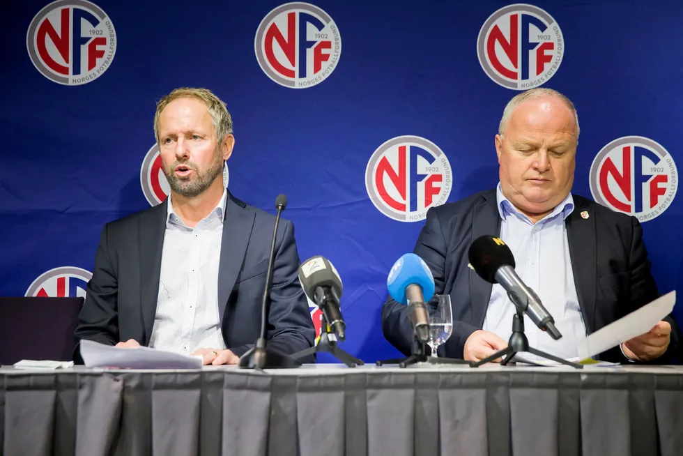 Fotballpresident Terje Svendsen (til høyre) utnevnte torsdag Pål Bjerketvedt (til venstre) som ny generalsekretær i Norges Fotballforbund etter Kjetil Siem. Foto: Cornelius Poppe/NTB Scanpix