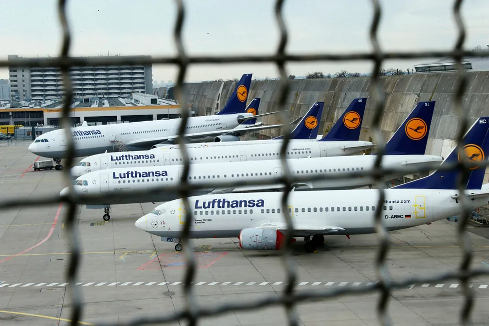 Tusenvis av Lufthansa-avganger er kansellert på grunn av pilotstreik de siste dagene. Streiken fortsetter. På bildet står Lufthansa-fly på bakken på flyplassen i Frankfurt. Foto: Ralph Orlowski/Reuters/NTB scanpix