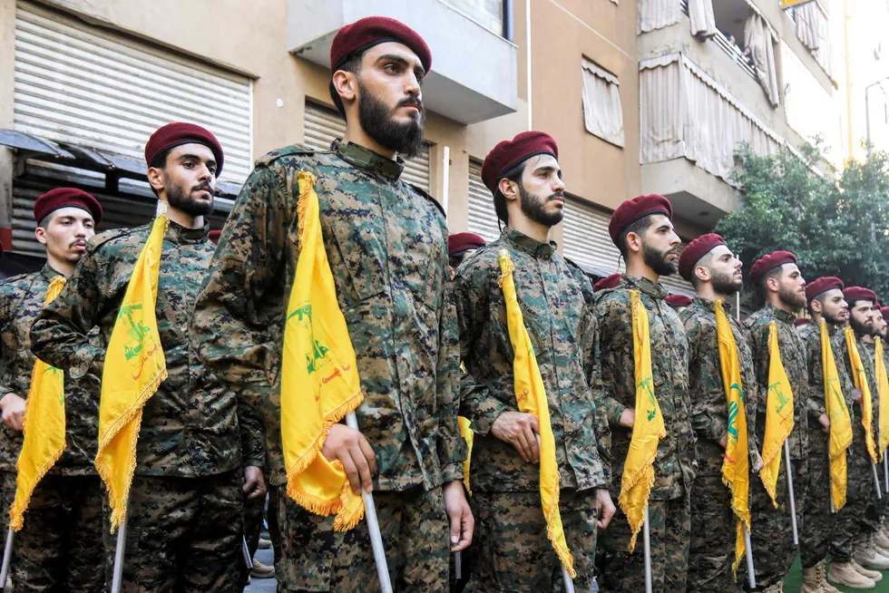 Hizbollah-krigere deltar i begravelse til gruppens militære leder Ibrahim Agil i en forstad til Beirut.