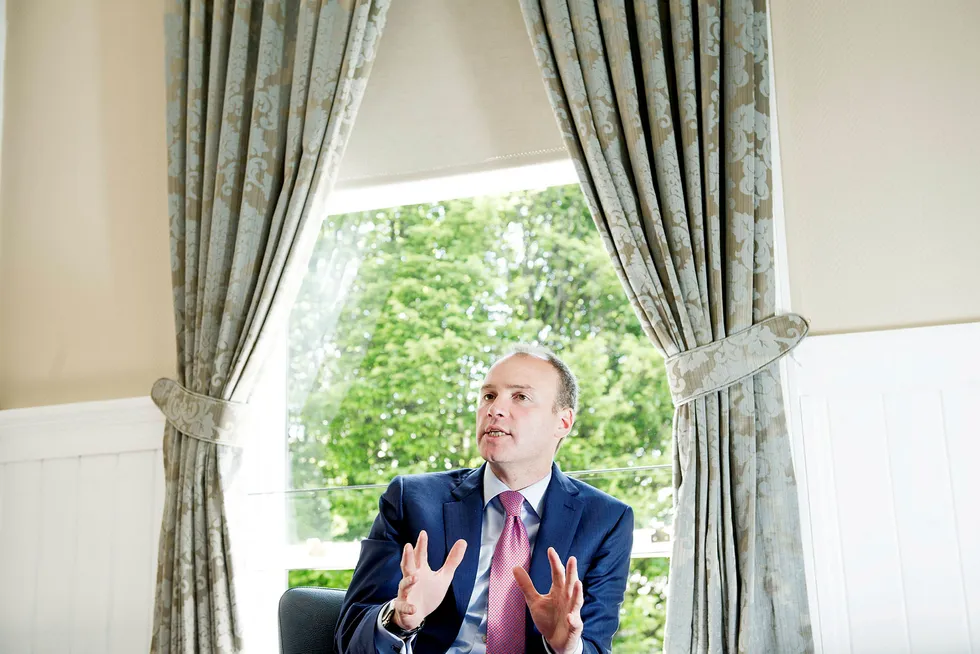 Aengus Kelly er toppsjef i verdens største leasingselskap, AerCap i Dublin, og er nå også største eier i Norwegian. Tidligere har han snakket imot ideen om å blande flyselskaper og leasing. Her fra et møte i Dublin i mai 2016.