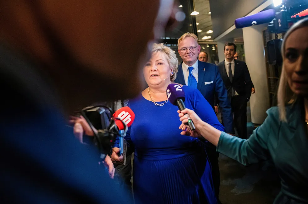 Erna Solberg og resten av Høyre vil ikke fjerne lakseskatten, bare justere den. Det bør føre til at næringen ser fremover i stedet for å klage på lakseskatten, mener Fiskeribladet. Bak er Sindre Finnes.