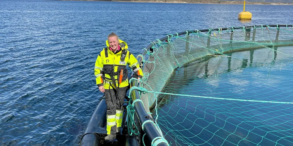 Jeanett Lyng er ute i praksis på Norcods lokalitet Finnangerøya i Namsos kommune. Snart blir ho første lærling på selskapets nye lokalitet i Meløy.