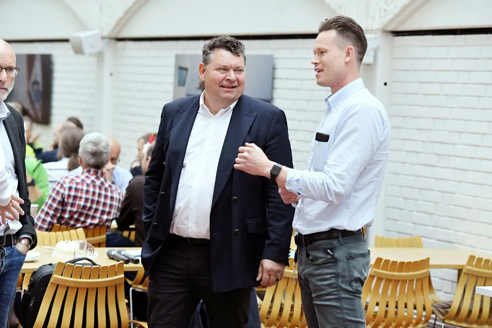 – Jeg leverte guttungen raskt i barnehagen da jeg så nyheten på nettet, sier Joakim Svoren Årvik til høyre. Her i samtale med lederen av Rolls- Royces virksomhet i Ulsteinvik Dag Johan Skarbø.