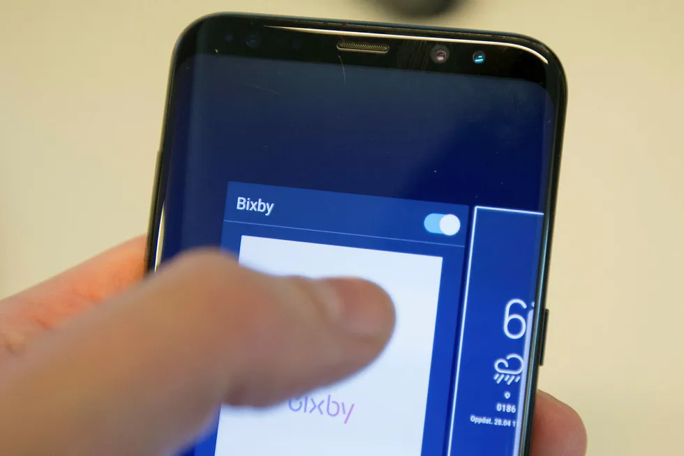 Samsungs digitale assistent Bixby fungerer ikke veldig bra for norske brukere inntil videre. Men den kan deaktiveres ganske enkelt. Foto: Magnus Eidem