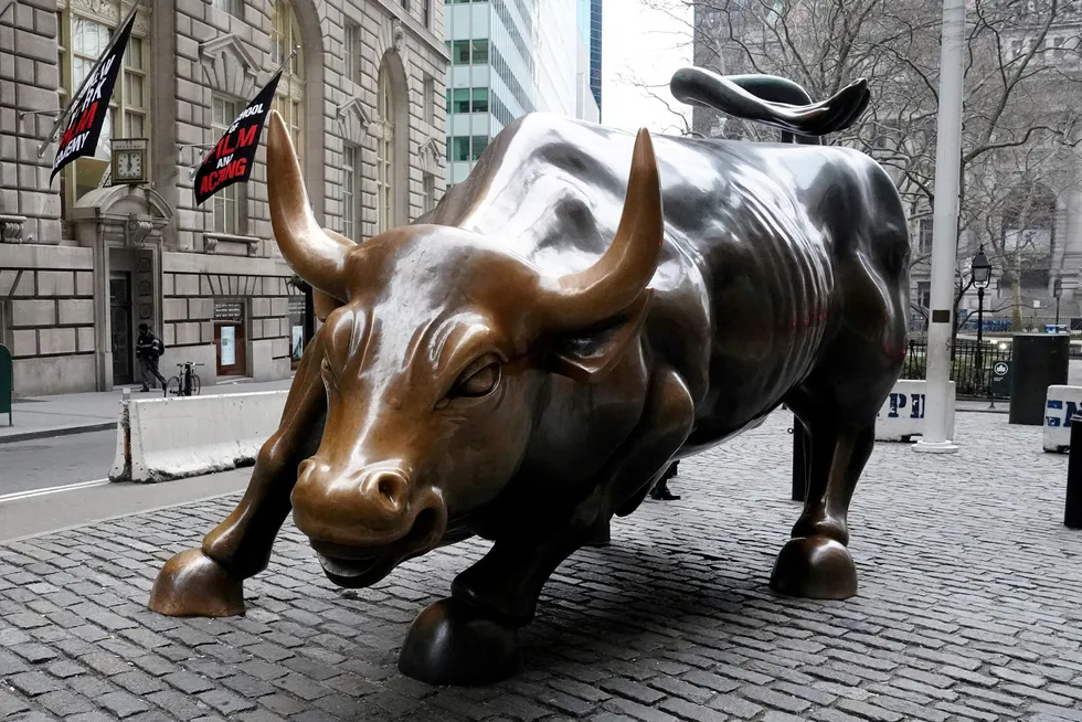 Optimismen råder på de amerikanske børsene, her illustrert ved børsoksen på Wall Street.