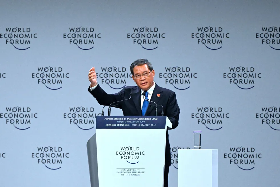 Kinas statsminister Li Qiang sa under åpningen av det årlige Kina-møtet i regi av World Economic Forum i Tianjin på tirsdag, at han regner med at verdens nest største økonomi vil nå vekstmålet på rundt fem prosent for 2023. Han advarte mot antiglobalisering og proteksjonisme i talen til delegatene.