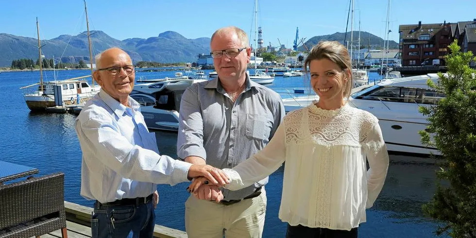 STÅR SAMMEN: Avgåande daglig leder Oddmund Kvalheim, leder Jan-Erik Silden og ny daglig leder i Sogn og Fjordane Fiskarlag, Henriette Skaar står sammen om å beholde et Fiskarlags-kontor i Måløy.Foto: Nils Torsvik