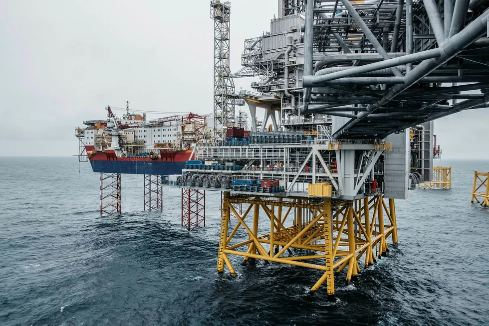 Den planlagte produksjonen av olje er 43 prosent større enn det togradersmålet tillater i 2040, og gassproduksjonen er 47 prosent større, skriver Kristin Halvorsen og Bård Lahn i innlegget. Her fra Johan Sverdrup-feltet i Nordsjøen.