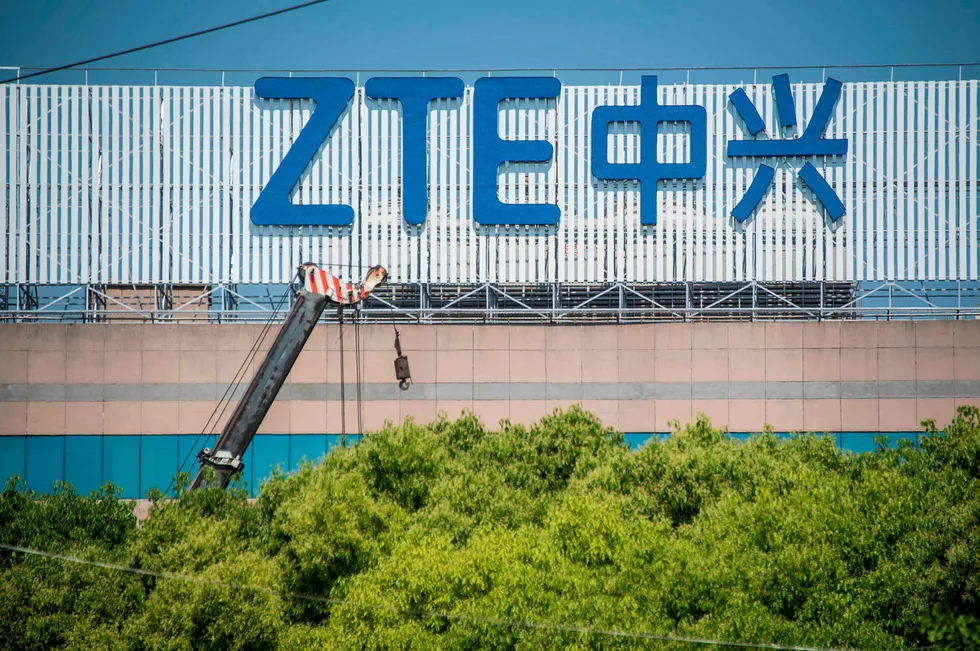Administrasjonen til Donald Trump letter de knusende sanksjonene mot kinesiske ZTE. Foto: JOHANNES EISELE/AFP