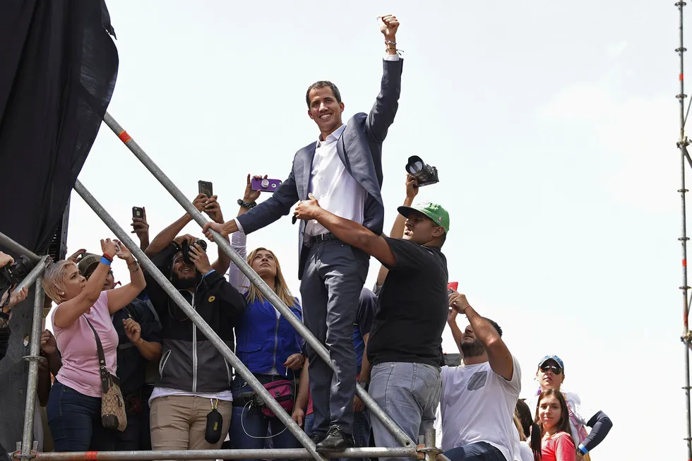 Opposisjonsleder Juan Guaido har utropt seg selv til president i Venezuela. Han ble mandag anerkjent av flere europeiske stater.