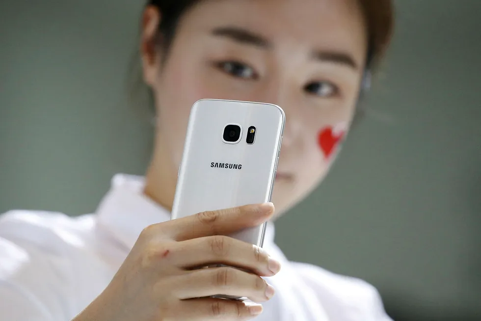 En representant viser frem Galaxy S7 under lanseringen i 2016. Onsdag lanserer Samsung S8. Foto: NTB Scanpix / Kim Hong-Ji / Reuters