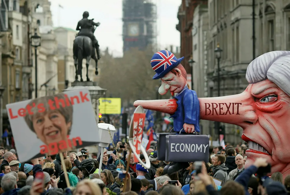 Statsminister Theresa May sitter på nåde, med nye krisemøter mandag. Her gjøres hun narr av på en anti-brexitdemonstrasjon på Trafalgar Square i London i helgen.