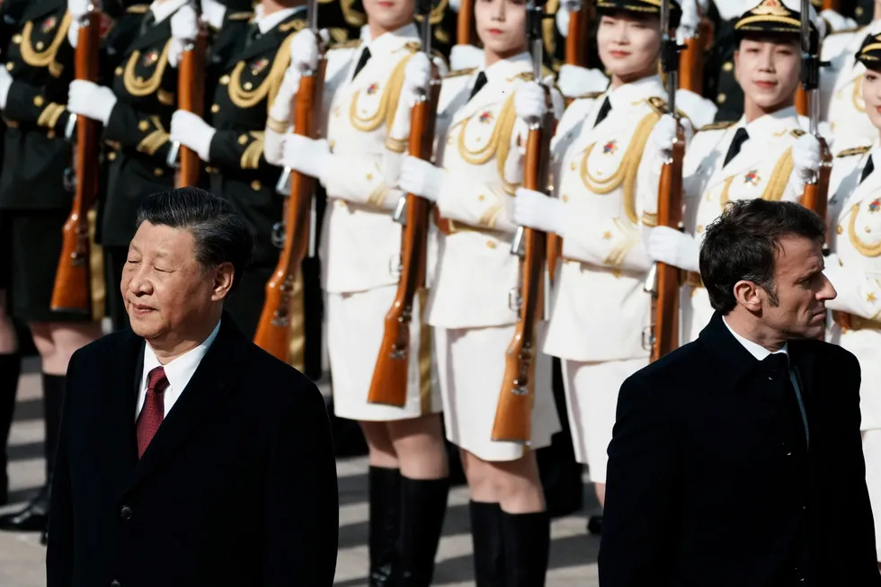 Kinas Xi Jinping inspiserer æresvakten i en velkomstseremoni for Emmanuel Macron i april.