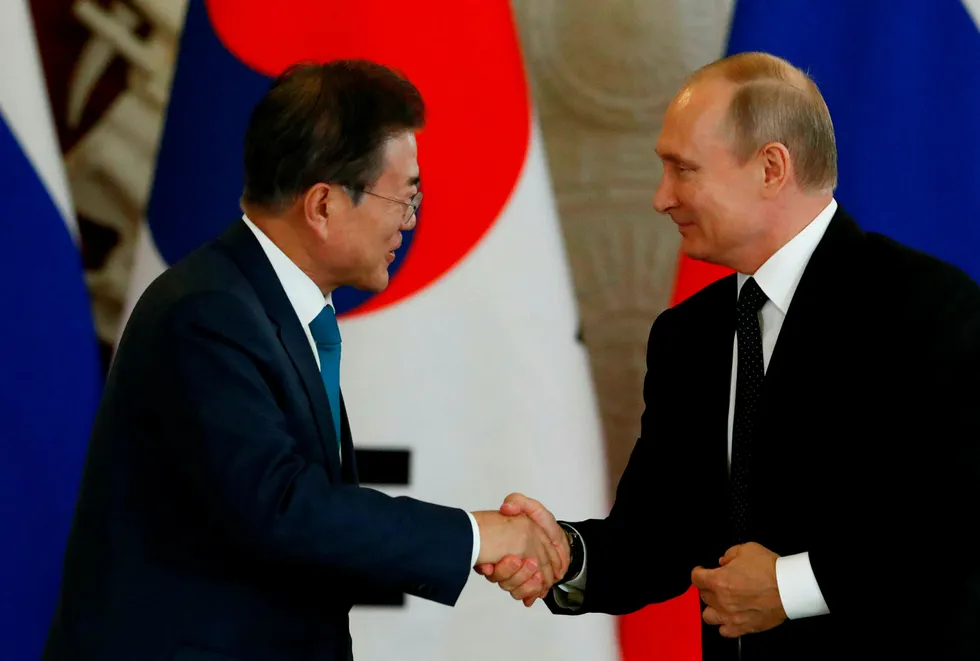 Sør-Koreas president Moon Jae-in og hans russiske kollega Vladimir Putin i Moskva fredag. Putin invitererer nå begge de koreanske lederne til Vladivostok. Foto: SERGEI KARPUKHIN/AFP/NTB Scanpix
