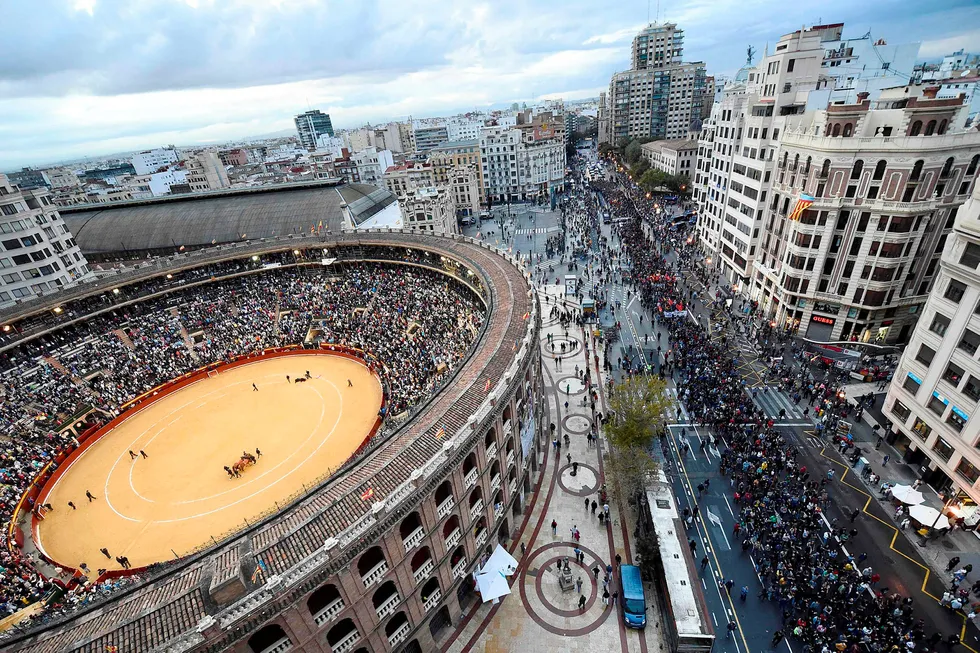 Ulike kamper: Samtidig som som store folkemasser gikk gjennom Valencias gater i en antifascistisk demonstrasjon, hadde tusenvis av andre samlet seg på stadion for å overvære tyrefekting.