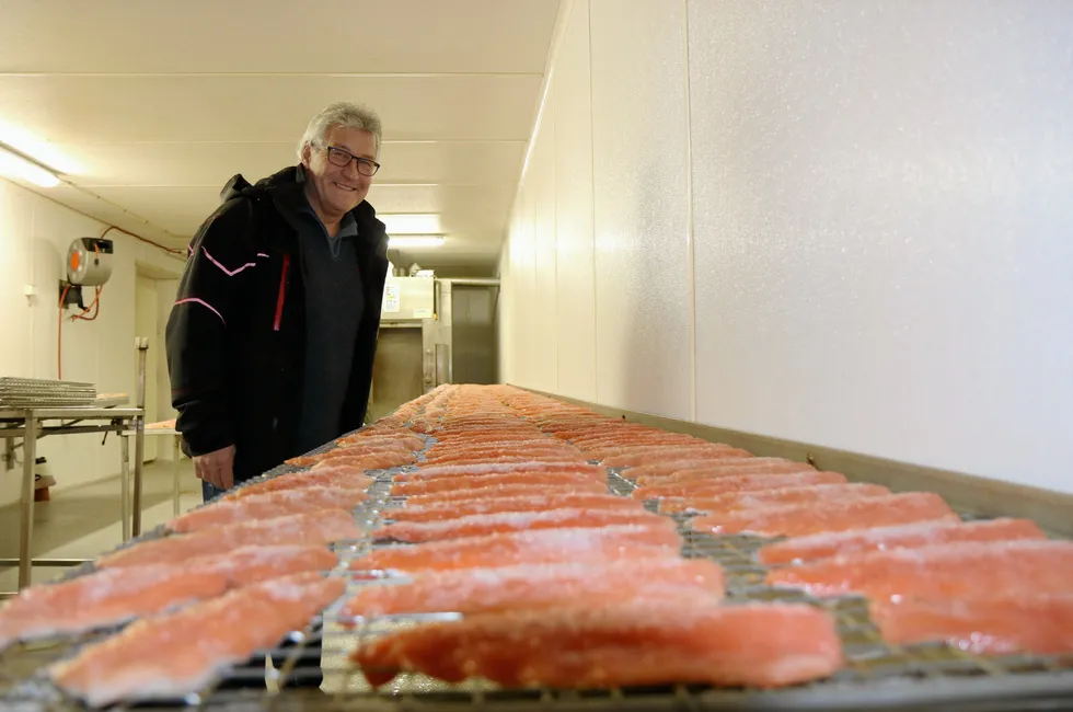 Trond Geir Reinsnes i Sigerfjord Fisk med røyefileter så langt øyet kan se. Bilde er tatt ved en annen anledning.