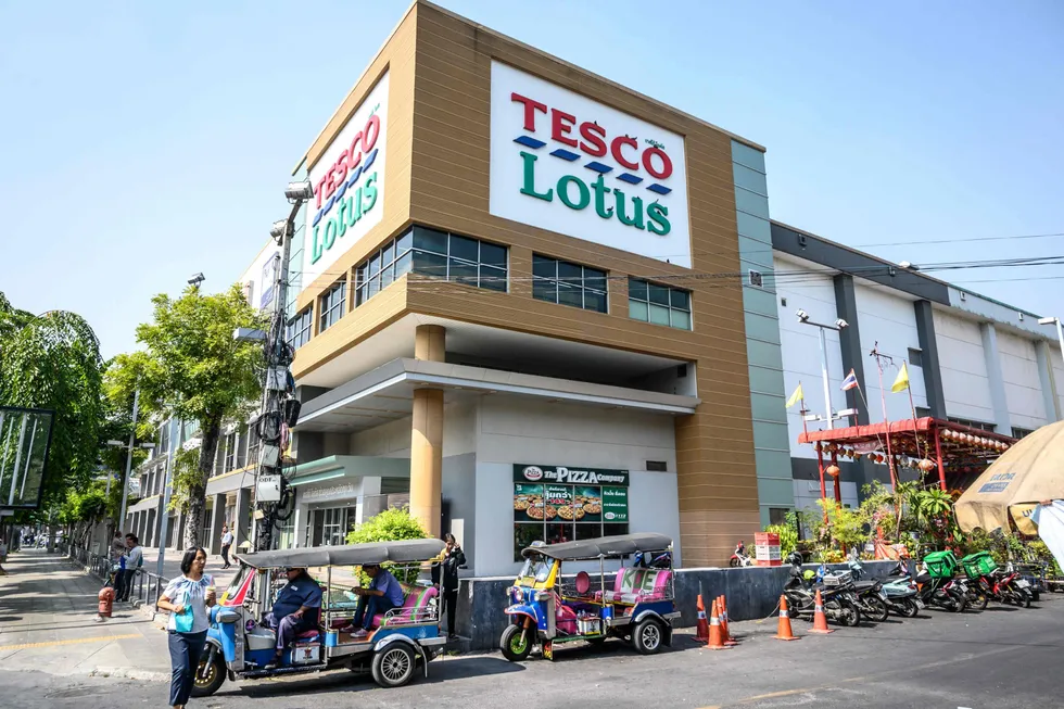 Britiske Tesco har kvittet seg med aktiviteten i Sørøst-Asia. Thailands største konglomerat har betalt 11 milliarder dollar for virksomheten. Det er høy aktivitet ved børsene.
