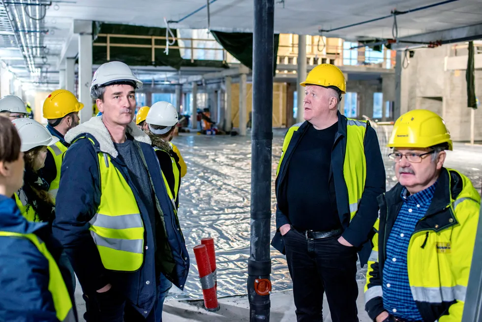Konsulenten Kjell Kvam (midten) på omvisning i den nye skolen på Bjørnevatn i Sør-Varanger kommune. Kvam ledet prosessen med å velge entreprenør på oppdrag fra kommunen.