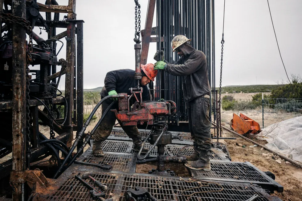 En «ekstraordinær vekst» i USAs oljeproduksjon kan sette en stopper for oljeprisveksten, ifølge det internasjonale energibyrået IEA. Bildet er fra et oljefelt i Mertzon, Texas. Foto: Johannes Worsoe Berg