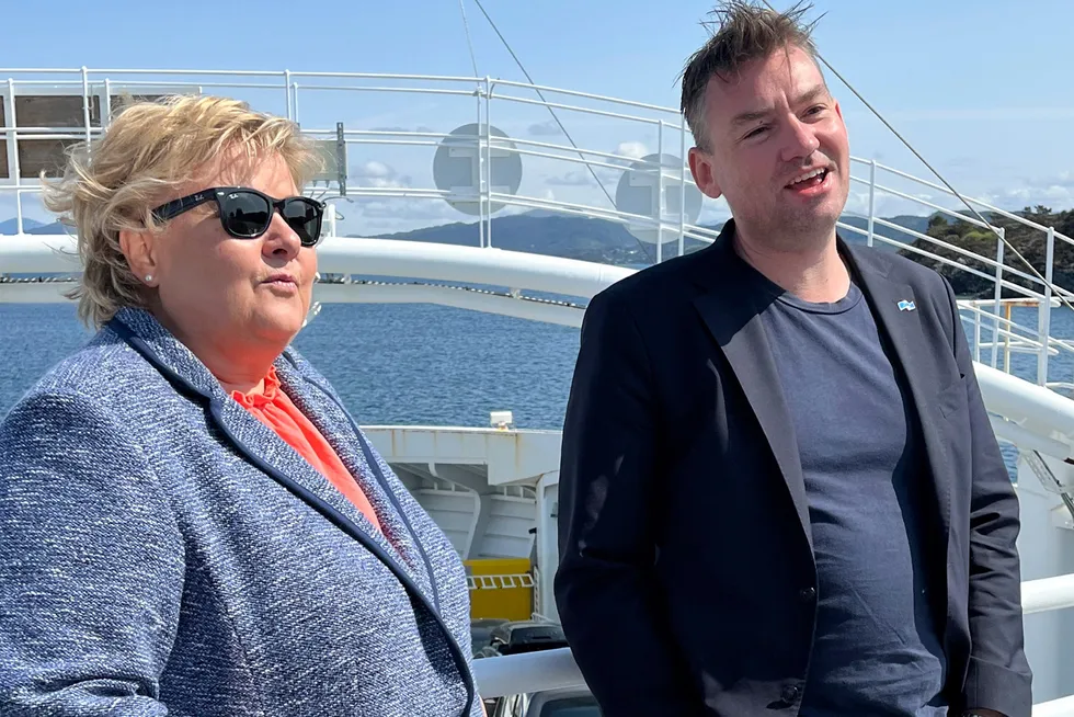 Høyre-leder Erna Solberg og nestleder Henrik Asheim svarer på spørsmål fra medbrakte journalister på en av mange fergeturer mellom Stavanger og Bergen.