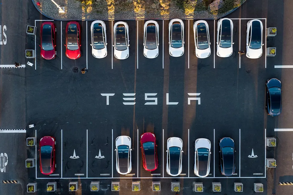 Ny biler står parkert utenfor Teslas fabrikk i California. Tesla har gjennomført flere nedbemanninger de siste ukene.