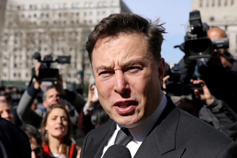 Tesla-grunnlegger Elon Musk har på ti måneder solgt Tesla-aksjer for 32 milliarder dollar.