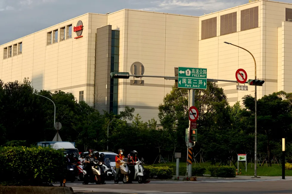 Taiwan Semiconductor Manufacturing Co (TSMC) er verdens største produsent av databrikker. Selskapet advarer om fortsatt leveringsproblemer og høye priser. TSMC er i gang med massive nye investeringer i nye land. Her fra en fabrikk i Hsinchu på Taiwan.