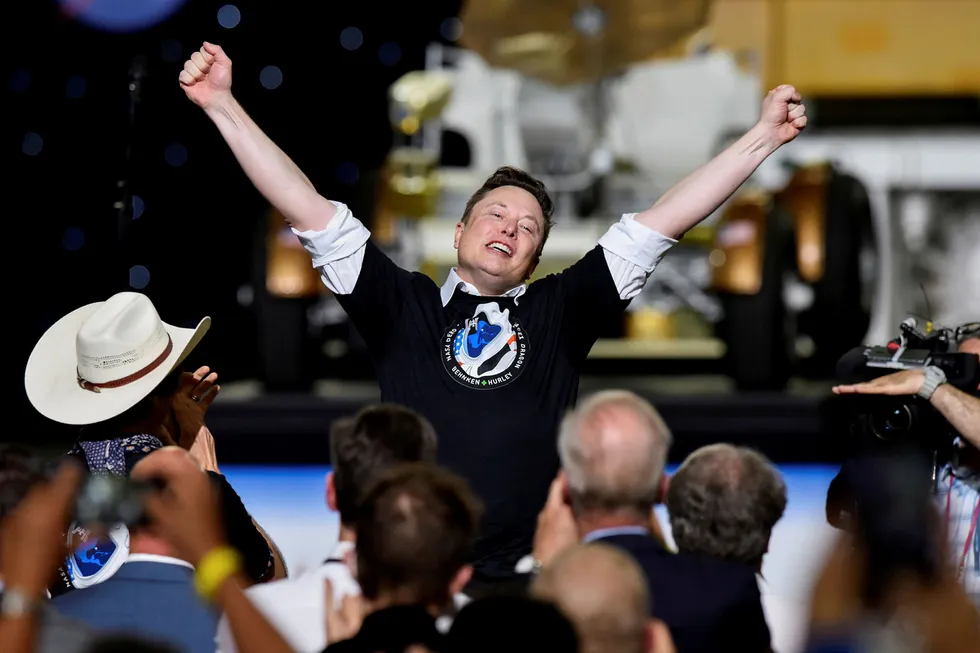 Tesla-sjef Elon Musk kan glede seg over aksjen har steget til himmels i år – det gleder nok ikke de som har veddet på kursfall. Her fra oppskytingen av romraketten SpaceX i mai.