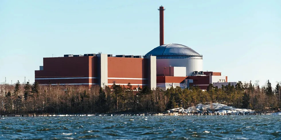Nå justerer den nye kjernekraftreaktoren i Finland ned strømproduksjonen i timer der strømprisen er ekstra lav. Det er ikke så vanlig i Norden.