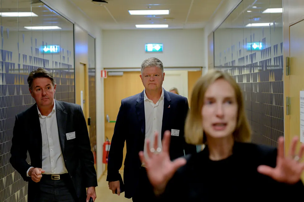 Norwegians finansdirektør Geir Karlsen (fra venstre) og toppsjef Jacob Schram møtte næringsminister Iselin Nybø mandag. Hun må antagelig bidra med flere milliarder for å holde selskapet i luften.