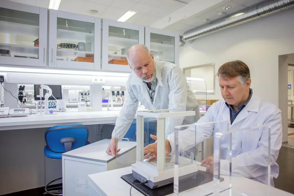 Øyvind S. Bruland og Roy Hartvig Larsen (til høyre) er godt i gang med sin tredje start-up med egenutviklet teknologi for kreftstråling, her i sitt nye laboratorium i Nydalen hvor de utvikler et produkt mot kreft i bukhulen. Foto: Javad Parsa