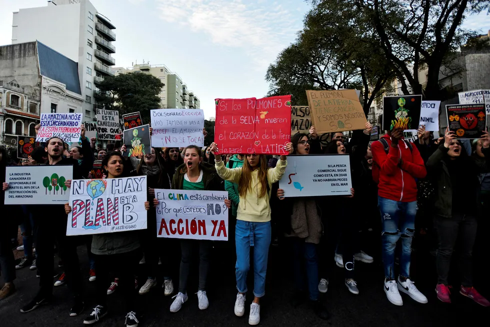 I flere land i verden var det fredag demonstrasjoner mot brannene i Amazonas, hvor de ber Brasils president Jair Bolsonaro gjøre mer for å beskytte regnskogen. Disse demonstrantene sto utenfor Brasils ambassade i Uruguay.