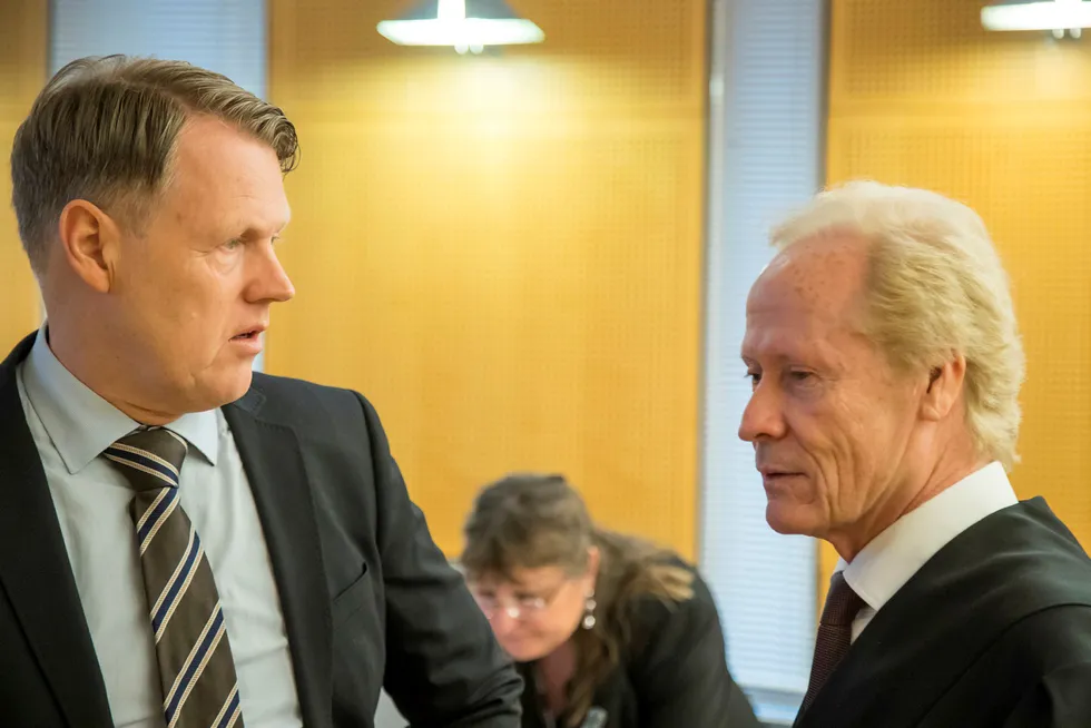 Hjernekirurg Per Kristian Eide (til venstre) og hans tidligere advokat Per Danielsen i Oslo tingrett i en tidligere rettsrunde i saken. Nå forbereder Eide anke til Høyesterett med Carl Bore som ny prosessfullmektig.