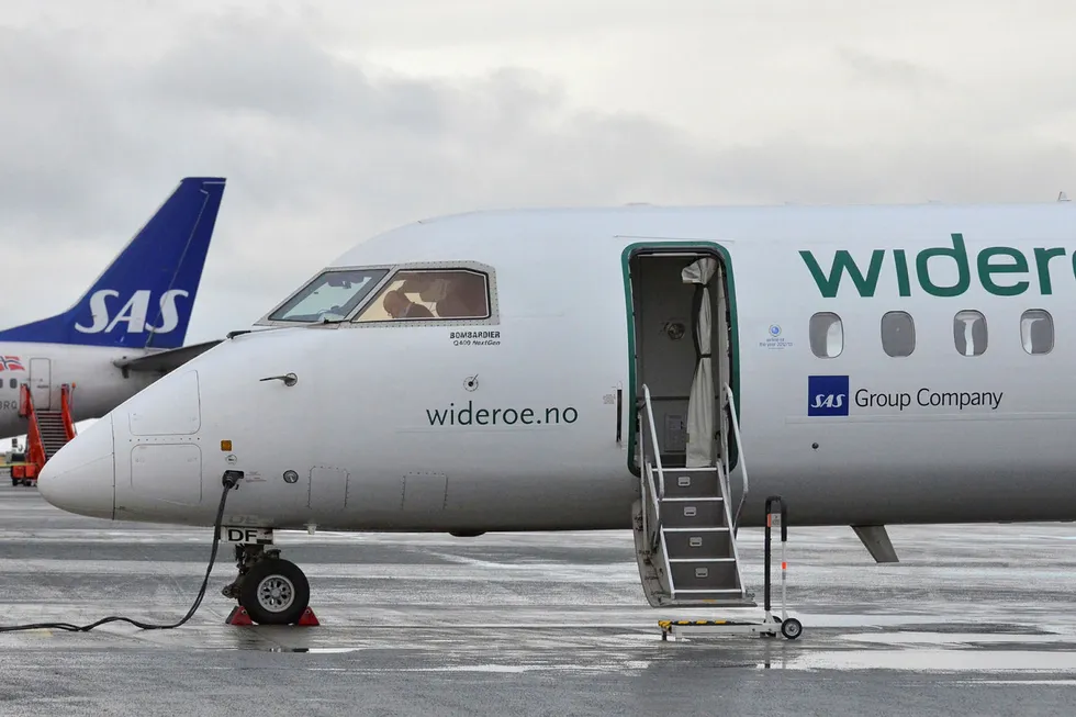 Til våren får Widerøe et nytt fly i samlingen. Jetflytypen Embra E-190-E2 skal bringe passasjerer fra og til Vestlandet og Nord-Norge. Bildet er av en annen flymodell. Foto: Ned Alley / NTB scanpix