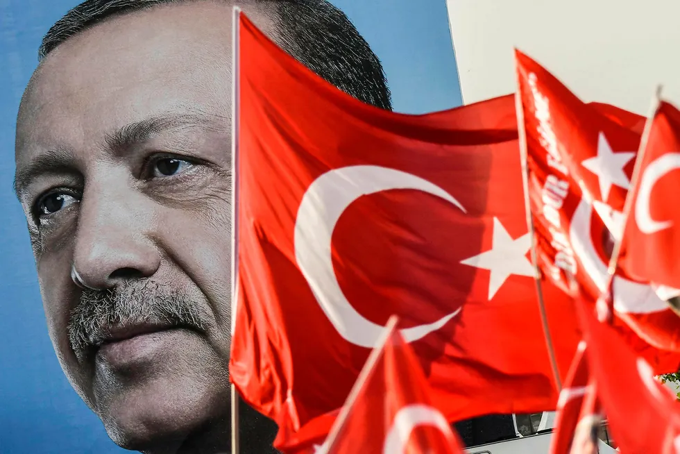 President Erdogan fikk et knapt flertall for sitt forslag om nytt presidentsystem i fjor, men det skjedde i en folkeavstemning med store demokratiske skavanker. Foto: Aris Messinis/AFP/NTB Scanpix