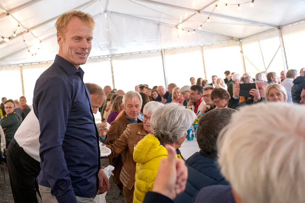 I forbindelse med Kringkastingsorkesterets konsert i Bø i Vesterålen i helgen, var Bjørn Dæhlie og mange andre Bø-innbyggere samlet til treff. For flere av Bøfjæringene var dette første gangen de så skilegenden.