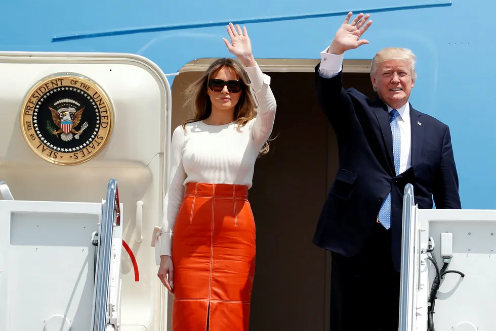 President Donald Trump og Melania Trump har gått ombord i Air Force One og begynt Trumps første utenlandsreise som president. Men det stopper ikke avisoppslagene hjemme. Foto: Alex Brandon