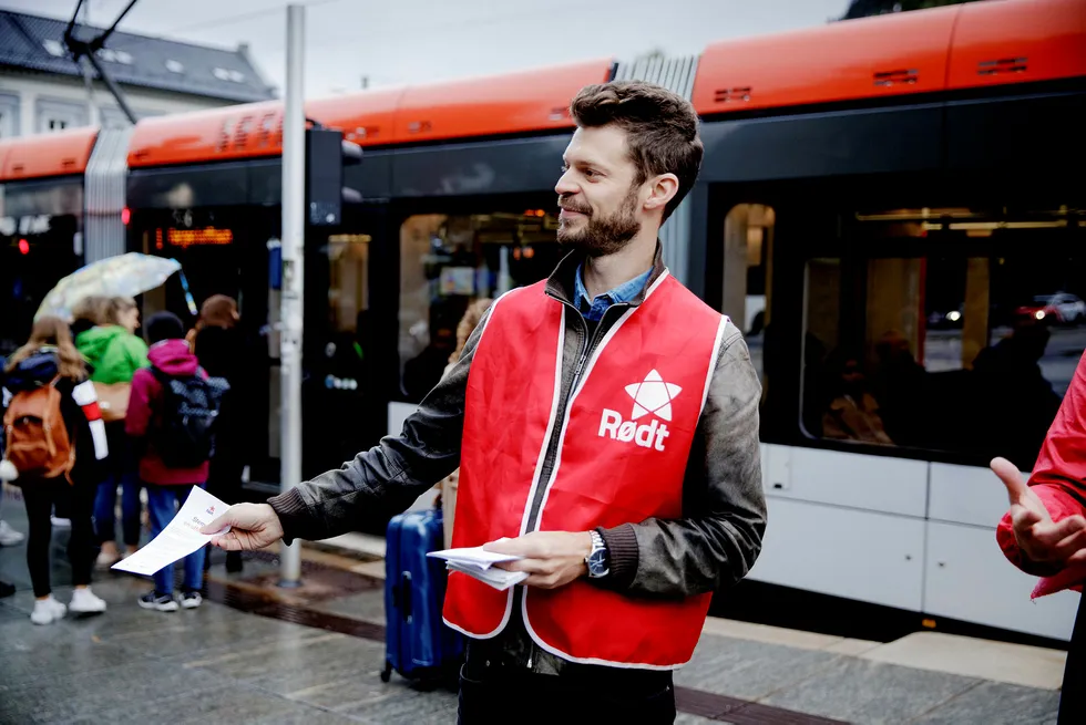 Mens Rødt-leder Bjørnar Moxnes delte ut valgbrosjyrer i morgenrushet i Bergen sentrum, kjørte en av byens mest betente politiske saker forbi bak ham.