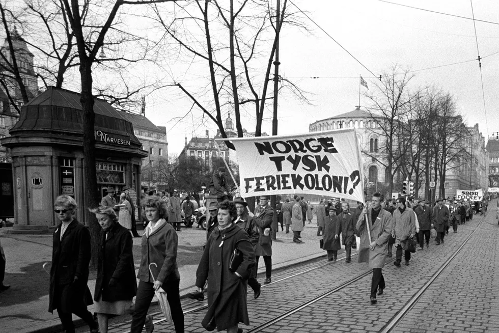Demonstranter frykter det verste under protest mot norsk medlemskap i EU i april 1962. Nå kan det gå mot en ny runde.