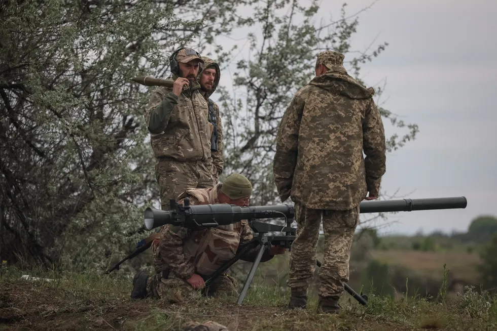 Ukrainske styrker lærer seg å bruke en granatkaster i regionen Dnipropetrovsk. Krigen går over i en avgjørende fase.