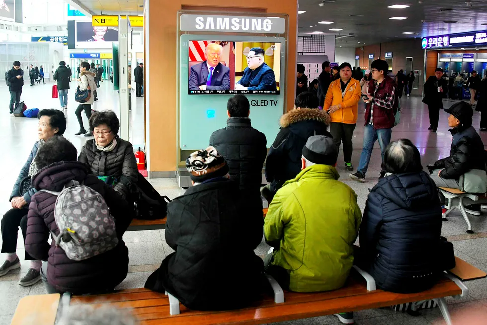 Passasjerer på en jernbanestasjon i Seoul følger nyhetsrapporteringen om at USAs president Donald Trump har takket ja til å møte Nord-Koreas leder Kim Jong-un. Foto: Jung Yeon-je/AFP/NTB Scanpix