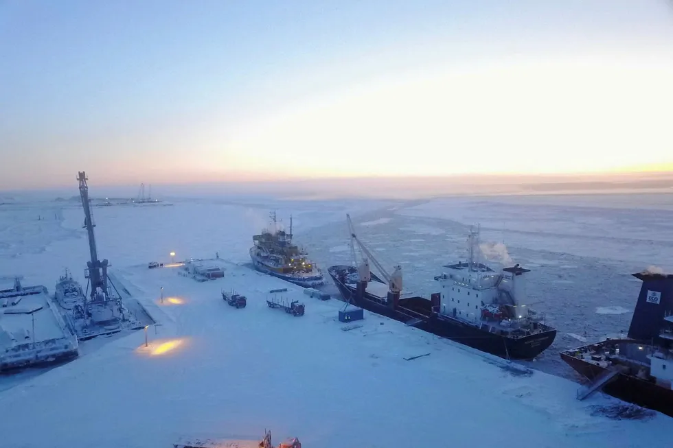 Weighty task: at Murmansk yard for Mammoet