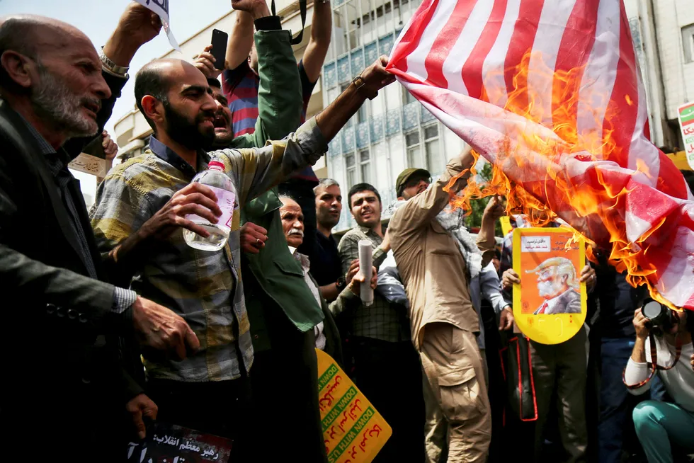 Dersom målet er å styrte regimet i Iran, er det grunn til å minne om allerede feilslåtte forsøk i Irak, Libya og Syria. Uansett hvor mye man misliker autoritære regimer, må endringer komme innenfra. Selv da er det vanskelig å lykkes, skriver innleggsforfatteren. Her iranske innbyggere som brenner det amerikanse flagg etter Donald Trumps avgjørelse om å trekke seg fra atomavtalen med Iran. Foto: Tasnim News Agency/Reuters/NTB Scanpix