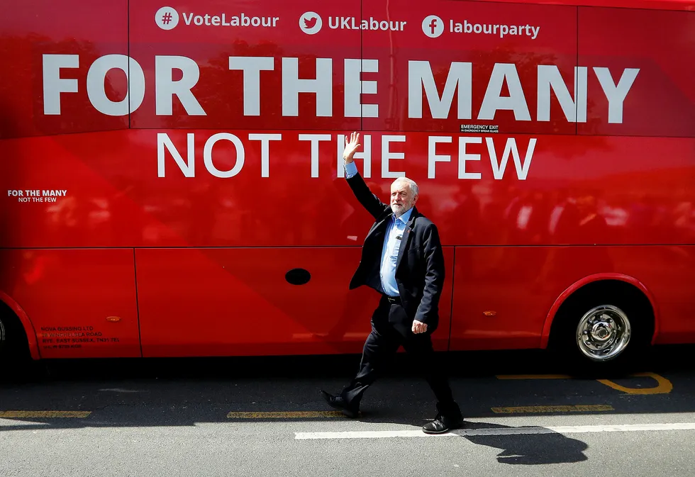 100 av parlamentsmedlemmene planlegger å bryte med Labour-ledelsen etter valget, ifølge en avis, fordi leder Jeremy Corbyn ikke akter å trekke seg etter et valgnederlag. Foto: Phil Noble/Reuters/NTB Scanpix