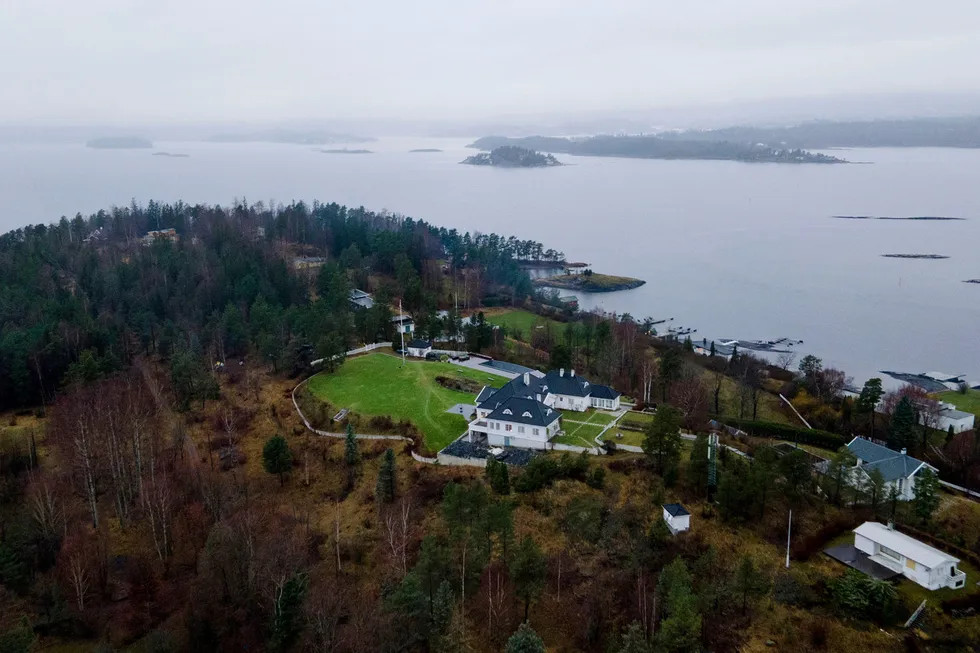 Villa Glitre på Gåsøya i indre Oslofjord har i mer enn ti år vært eid fra skatteparadiset Isle of Man. Ingen av de sentrale personene i det lille Glitre-konsernet har ønsket å dokumentere hvem som er den reelle eieren av villaen.