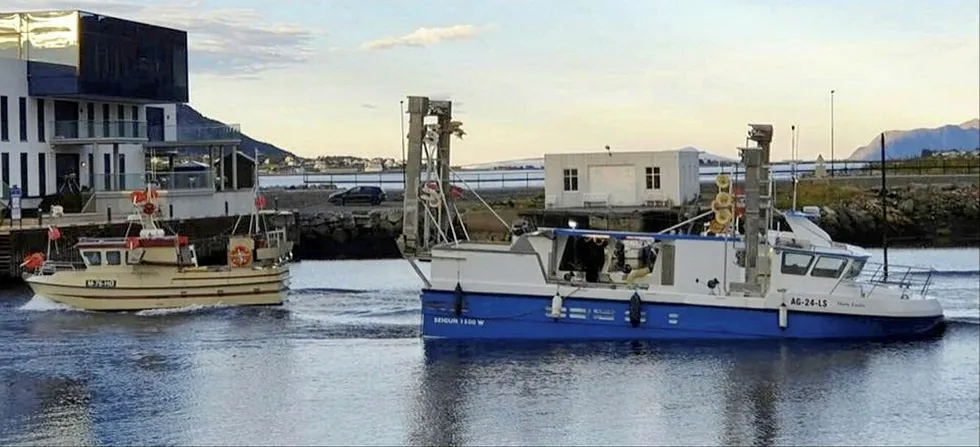 MAKRELLAST: «Marie Emilie» fra Lindesnes på vei inn i Fosnavåg havn med 22 tonn makrell for levering til Fosnvaag Pelagic.