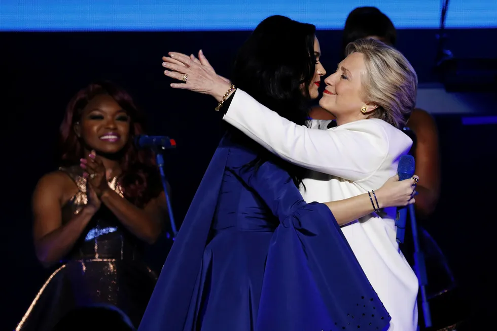 Popstjernen Katy Perry sammen med Hillary Clinton under arrangement lørdag. Foto: LUCAS JACKSON