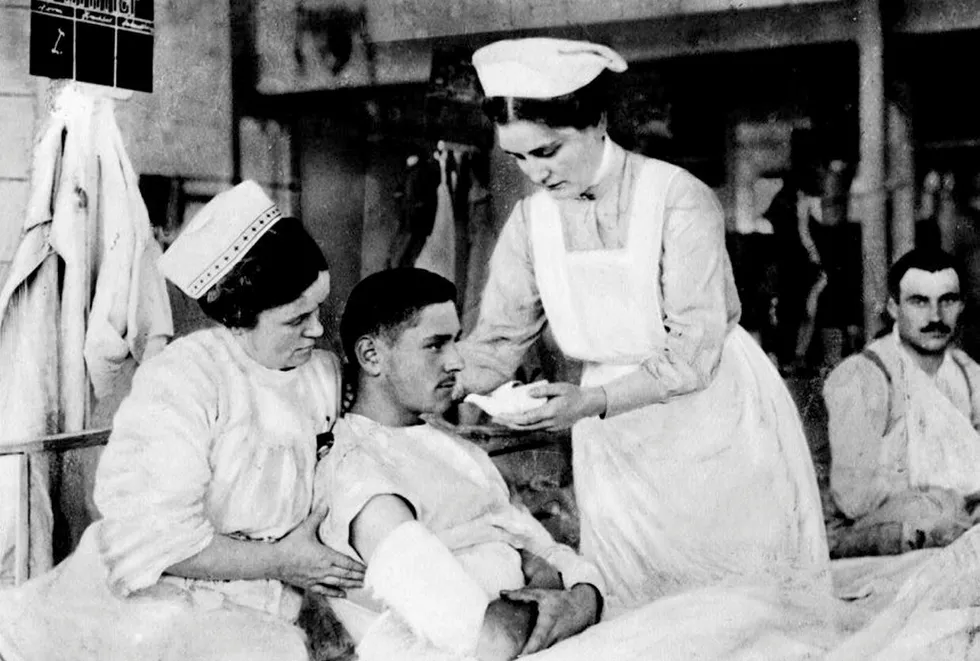 Tuberkulose var en fryktet sykdom, som lite hjalp mot og hvor det var klart anbefalt å holde seg unna. Her tyske Røde Kors-sykepleiere med sårede soldater i 1915.